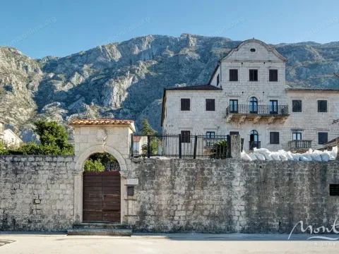 Sale, house, 219m², Dobrota, Kotor - image 1