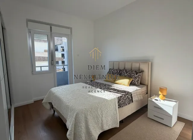 Furnished bedroom with a double bed and access to the terrace.