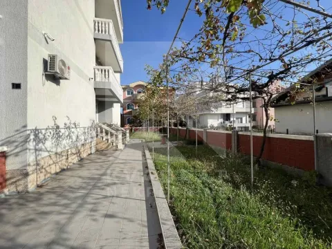 Izdavanje, kuća, 500m², Stari Aerodrom, Podgorica - image 3