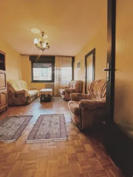 Dnevna soba sa garniturom za sjedenje, parketom i prozorom. - image 2