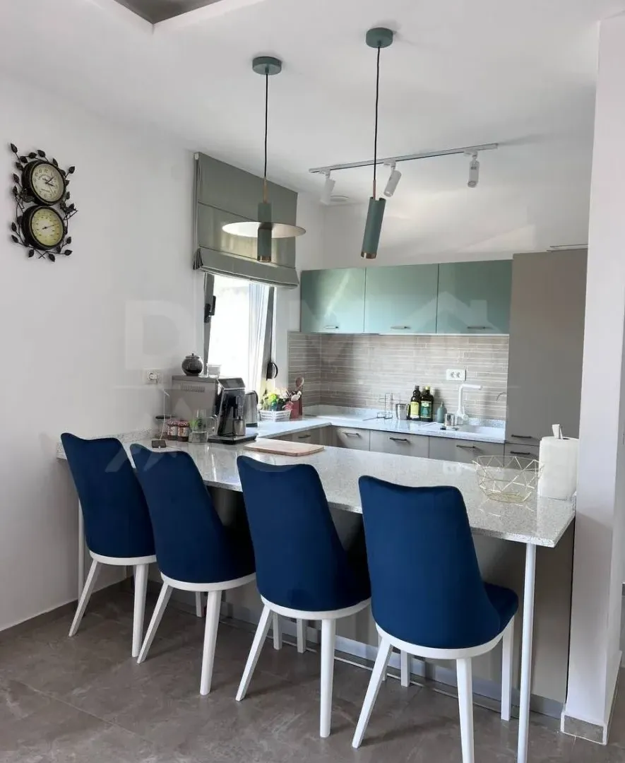 Izdavanje, dvosoban stan, 80m², Tivat, Crna Gora