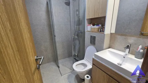 Savremeno opremljeno kupatilo sa tuš kabinom, umivaonikom i WC šoljom. - image 12