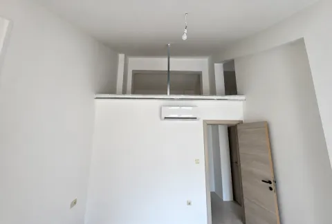 Prazna bijela prostorija sa klima uređajom i otvorenim vratima. - image 15