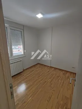 Prazna soba sa parketom i prozorom. - image 8