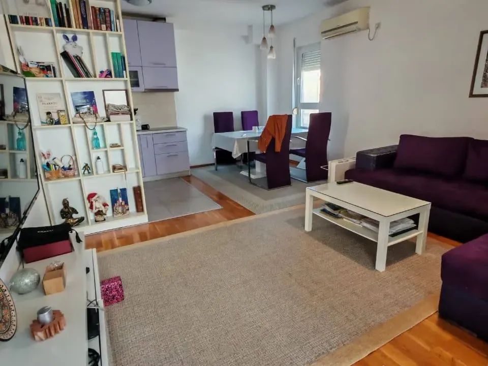 Izdavanje, dvosoban stan, 70m², Centar, Budva