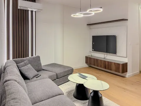 Dnevna soba sa ugaonom garniturom, televizorom i modernim stočićem. - image 15