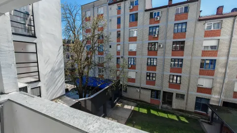 Pogled sa terase na dvorište i okolne zgrade. - image 6
