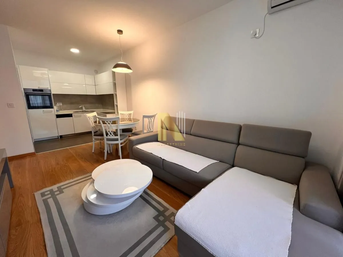 Izdavanje, dvosoban stan, 51m², Centar, Novi Sad