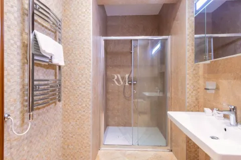 Rent, three bedroom apartment, 140m², Škaljari, Kotor - image 5