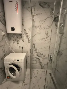 Savremeno opremljeno kupatilo sa tuš kabinom, bojlerom i veš mašinom. - image 8