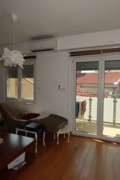 Dnevni boravak sa garniturom i izlazom na terasu. - image 8