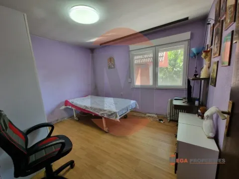 Manja spavaća soba sa krevetom, radnim stolom i prozorom. - image 7