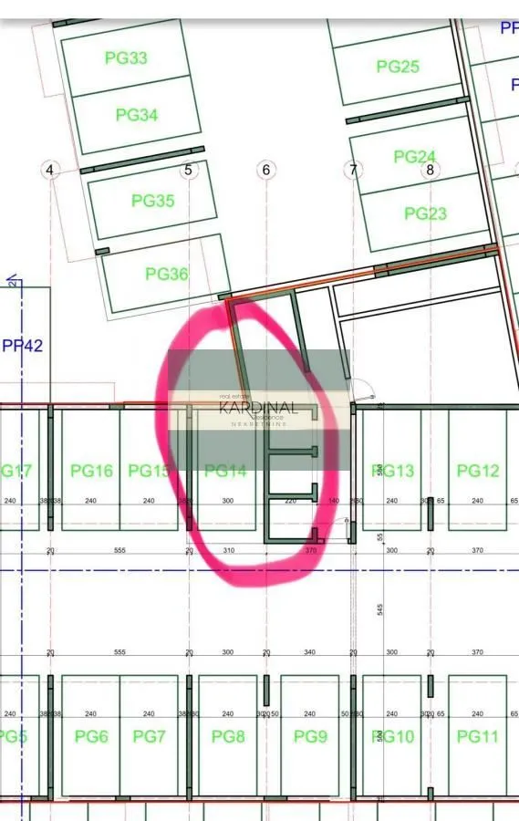 Plan osnove sa označenim parking mestima.