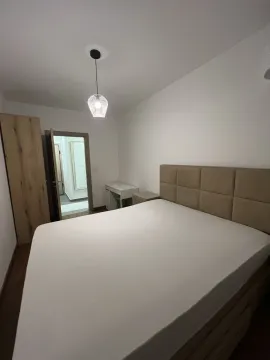 Svijetla spavaća soba sa velikim krevetom i drvenim ormarom. - image 17