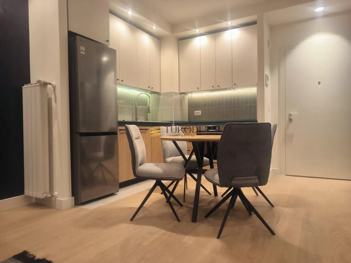 Izdavanje, dvosoban stan, 75m², Savski Venac, Beograd