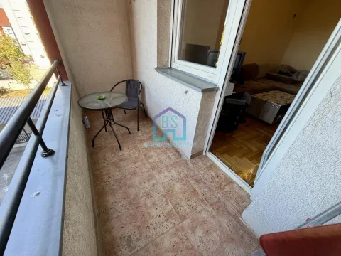 Manji popločani balkon sa stočićem i jednom stolicom. - image 6