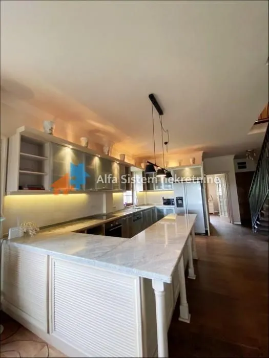 Izdavanje, stan, 200m², Savski Venac, Beograd