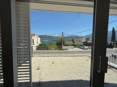 Pogled na dvorište i more kroz otvorena balkonska vrata. - image 15