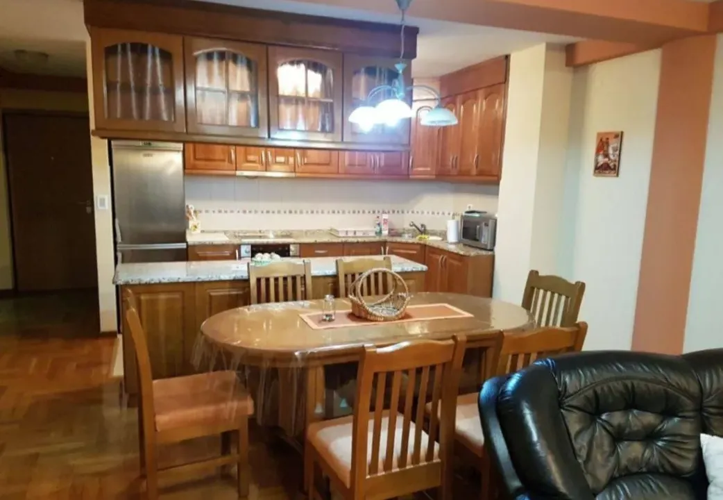 Izdavanje, trosoban stan, 90m², Velji Vinogradi, Budva