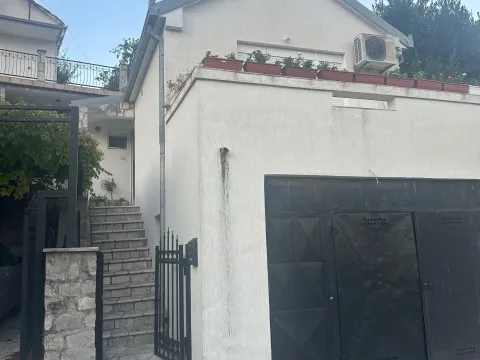 Kuća in Lastva Grbaljska