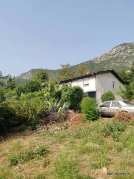 Pogled na kuću sa dvorištem i okolnim zelenilom. - image 19
