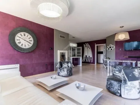 Izdavanje, trosoban stan, 140m², Preko Morače, Podgorica
