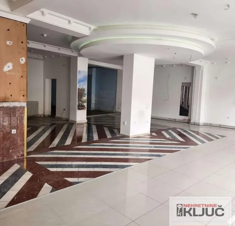 Izdavanje, poslovni prostor, 220m², Centar, Novi Sad