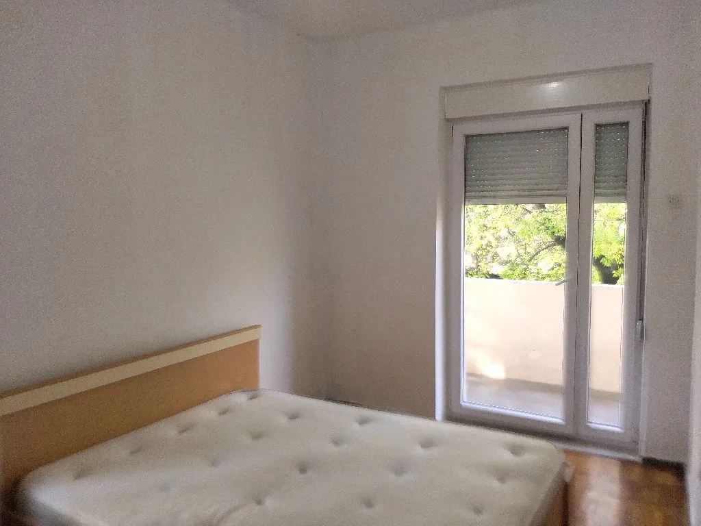 Bedroom with a bed and access to the terrace.