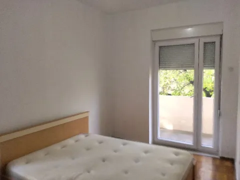 Bedroom with a bed and access to the terrace. - image 5