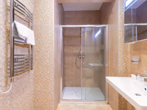 Rent, three bedroom apartment, 140m², Škaljari, Kotor - image 9