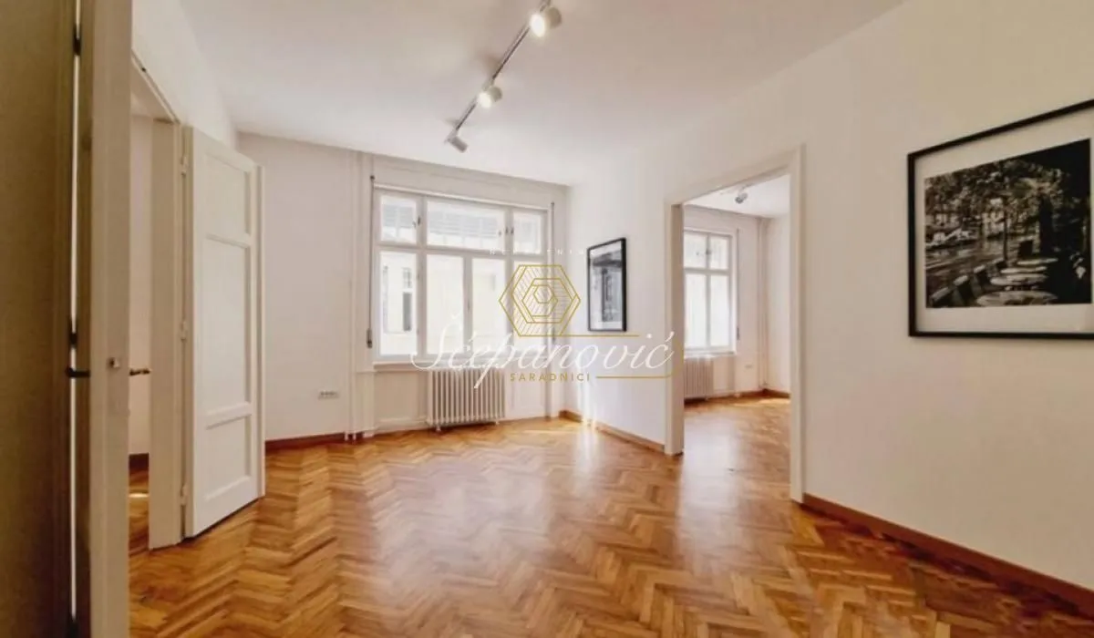 Izdavanje, četvorosoban stan, 115m², Centar, Novi Sad