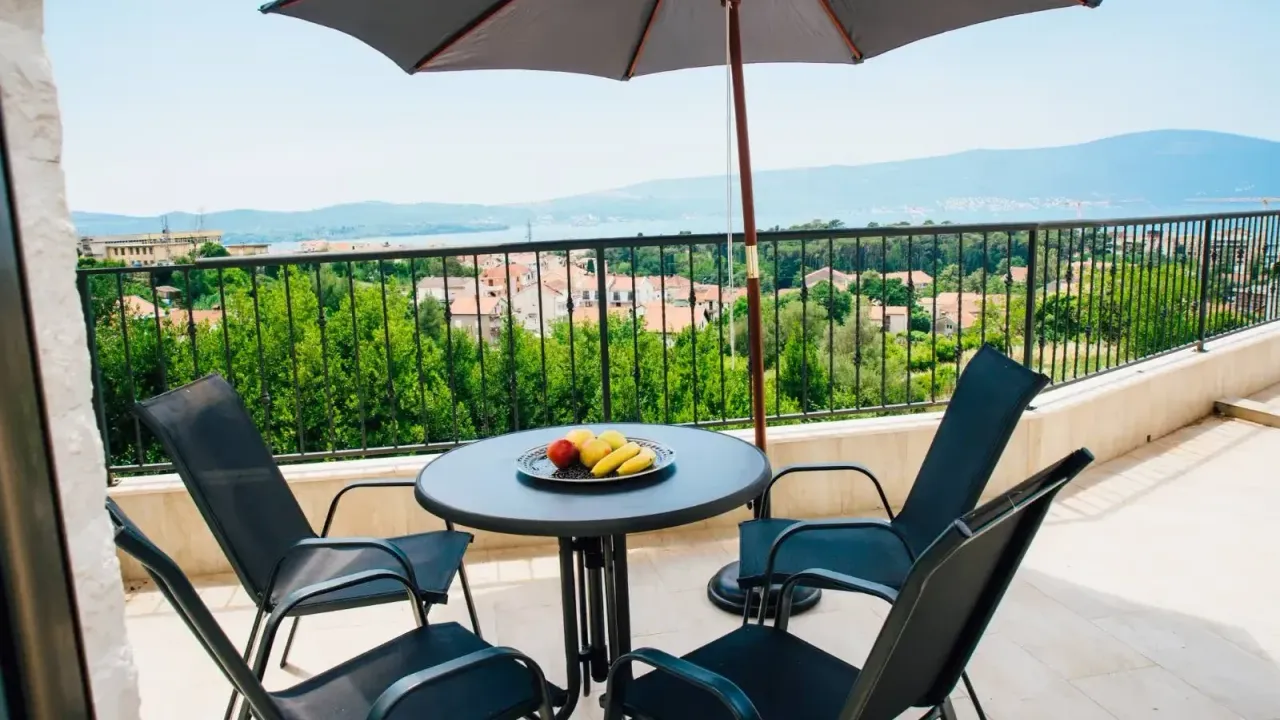 Izdavanje, stan, 66m², Tivat, Crna Gora