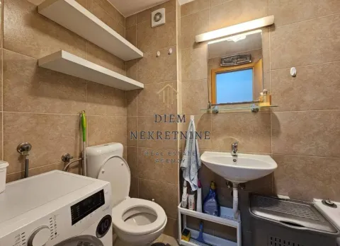 Manje opremljeno kupatilo sa sanitarijama i veš mašinom. - image 16