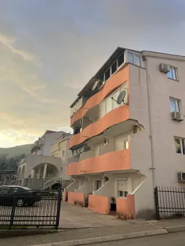 Pogled na spoljašnjost stambene zgrade sa terasama i parkingom u dvorištu. - image 11
