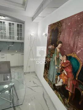 Manja kuhinja sa belim elementima i trpezarijskim stolom u produžetku. - image 10