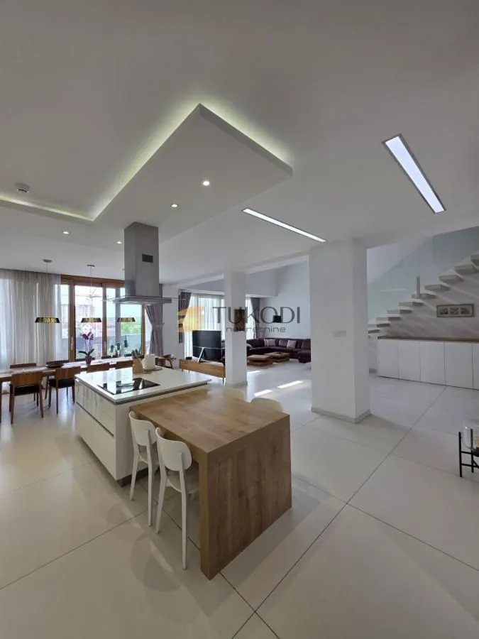 Prodaja, stan, 352m², Centar, Novi Sad