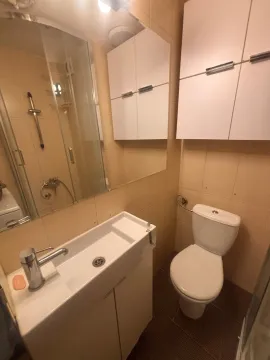 Manje kupatilo sa umivaonikom, wc šoljom i tuš kabinom. - image 12