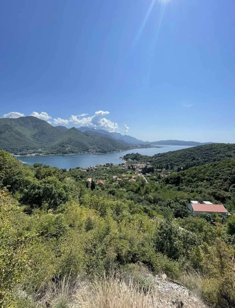 Pogled na more i okolne planine sa lokacije nekretnine.