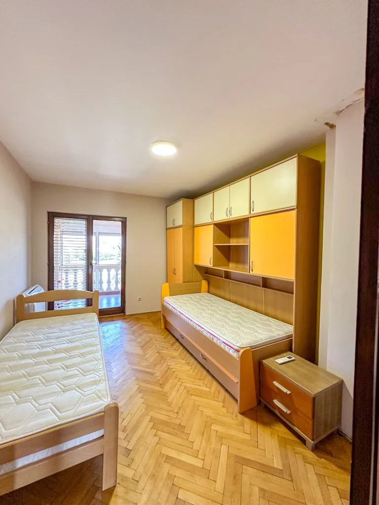 Izdavanje, kuća, 220m², Stari Aerodrom, Podgorica
