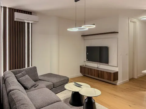 Dnevna soba sa ugaonom garniturom, TV-om i modernim osvjetljenjem. - image 3