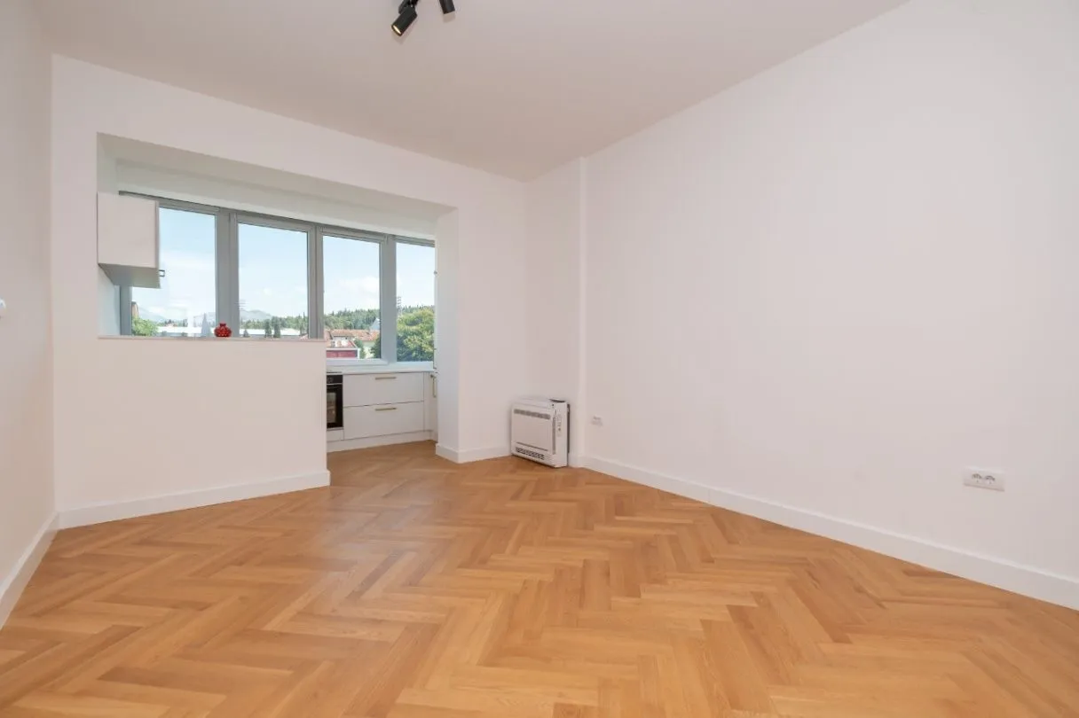 Izdavanje, dvosoban stan, 70m², Centar, Podgorica