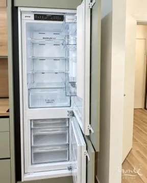 Ugrađeni frižider sa otvorenim vratima u modernoj kuhinji. - image 7