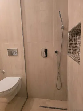 Moderne kupatilo sa tuš kabinom i ugradnom sanitarijom u bež tonovima. - image 3