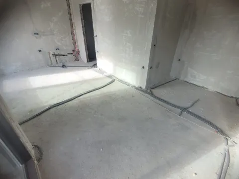 Unutrašnjost stana u sivoj fazi izgradnje sa razvedenim instalacijama. - image 6