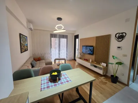 Moderan i svetao dnevni boravak sa trpezarijom. - image 3