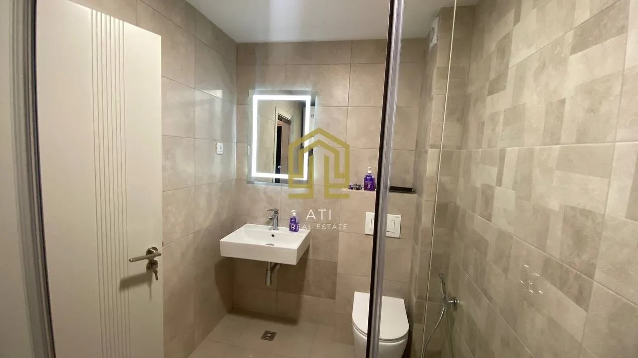Moderne opremljeno kupatilo sa umivaonikom i wc šoljom.
