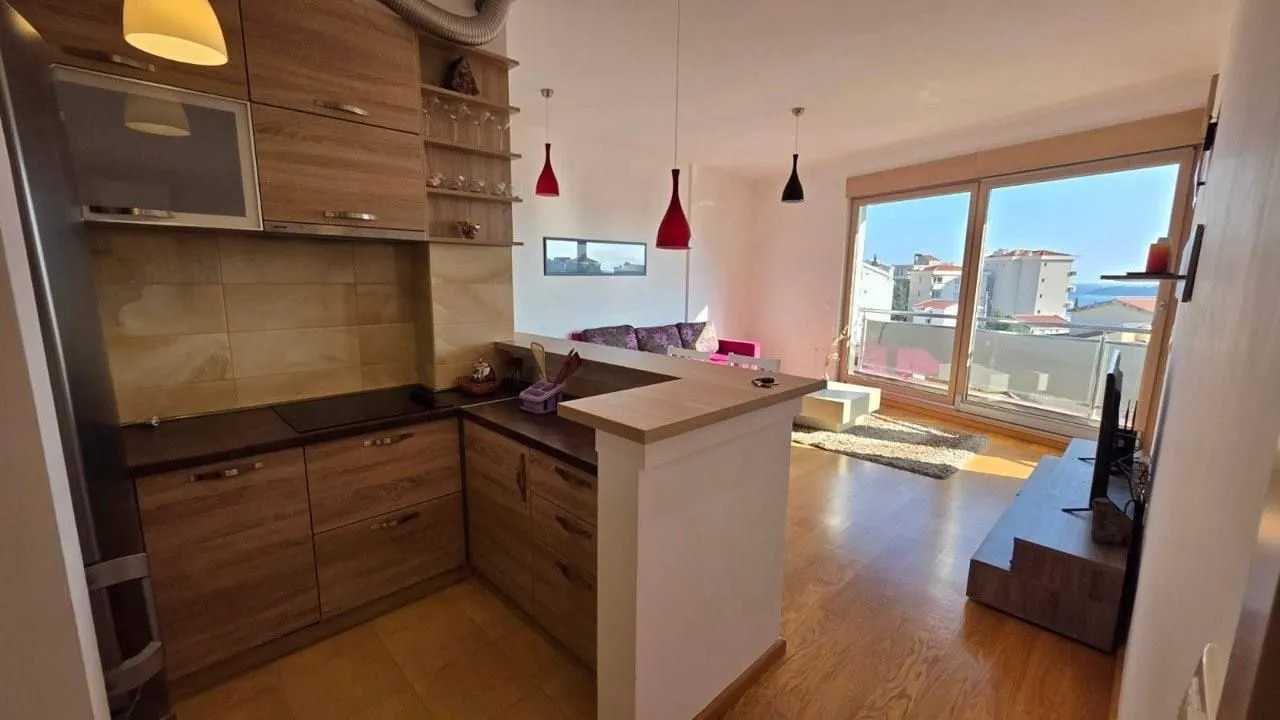 Izdavanje, dvosoban stan, 74m², Bečići, Budva