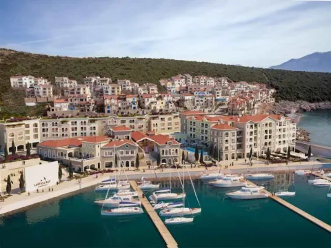 Pogled iz vazduha na luku sa brodovima i stambeni kompleks Luštica Bay. - image 39