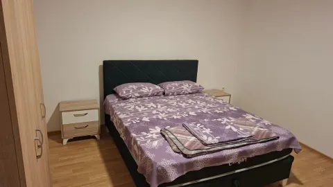 Namještena spavaća soba sa bračnim krevetom, noćnim stočićima i garderoberom. - image 5
