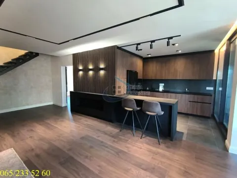 Moderna kuhinja sa šankom i drvenim zidnim panelima. - image 4